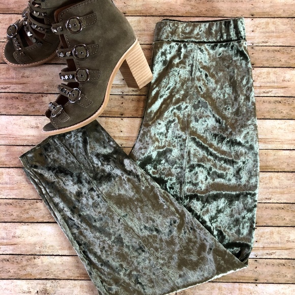 Zara Pants - Zara Crushed Velvet Cropped Capri Pants. NWT